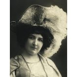 Kossak műterem, Székely Irén színésznő különös kalapban Bob herceg szerepében, művészet, monarchia, 1900-as évek, Eredeti képeslap fotó, papírkép.  