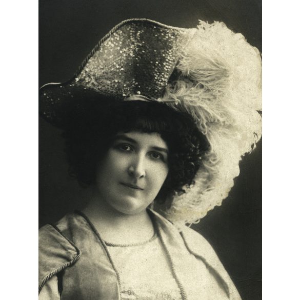 Kossak műterem, Székely Irén színésznő különös kalapban Bob herceg szerepében, művészet, monarchia, 1900-as évek, Eredeti képeslap fotó, papírkép.  