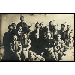   Katonakórház, magyar katonák egyenruhában, vöeöskeresztes karszalag, 1. világháború, 1910-es évek, Eredeti fotó, papírkép, hátoldalán a szereplők névsora foglalkozással együtt. 