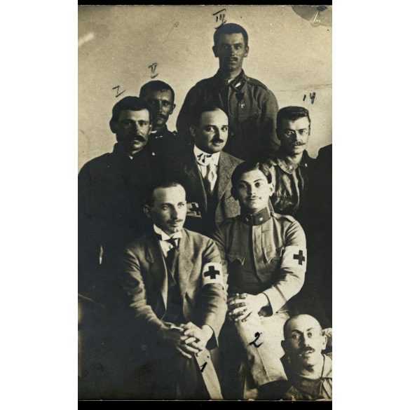 Katonakórház, magyar katonák egyenruhában, vöeöskeresztes karszalag, 1. világháború, 1910-es évek, Eredeti fotó, papírkép, hátoldalán a szereplők névsora foglalkozással együtt. 