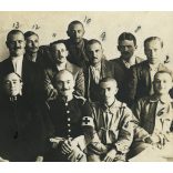 Katonakórház, magyar katonák egyenruhában, vöeöskeresztes karszalag, 1. világháború, 1910-es évek, Eredeti fotó, papírkép, hátoldalán a szereplők névsora foglalkozással együtt. 