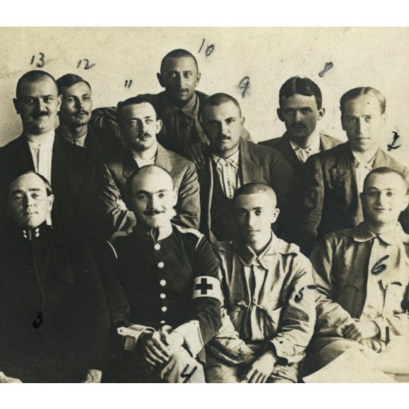 Katonakórház, magyar katonák egyenruhában, vöeöskeresztes karszalag, 1. világháború, 1910-es évek, Eredeti fotó, papírkép, hátoldalán a szereplők névsora foglalkozással együtt. 