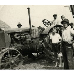   Cséplés Hofherr traktorral, HSCS, falu, mezőgazdaság, Horthy-korszak,  jármű, közlekedés, 1930-as évek, Eredeti fotó, papírkép.   