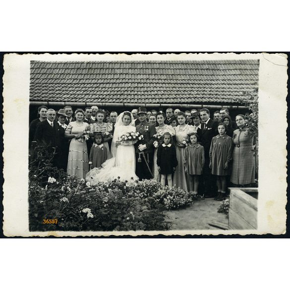 K. Pesti fotó, Jászkarajenő, katona esküvője, egyenruha, menyasszony, kard, érdemrend, 2. világháború, Horthy-korszak, helytörténet, Pest megye, 1940-es évek, Eredeti fotó, papírkép.   