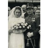 K. Pesti fotó, Jászkarajenő, katona esküvője, egyenruha, menyasszony, kard, érdemrend, 2. világháború, Horthy-korszak, helytörténet, Pest megye, 1940-es évek, Eredeti fotó, papírkép.   
