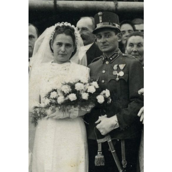 K. Pesti fotó, Jászkarajenő, katona esküvője, egyenruha, menyasszony, kard, érdemrend, 2. világháború, Horthy-korszak, helytörténet, Pest megye, 1940-es évek, Eredeti fotó, papírkép.   