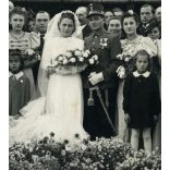 K. Pesti fotó, Jászkarajenő, katona esküvője, egyenruha, menyasszony, kard, érdemrend, 2. világháború, Horthy-korszak, helytörténet, Pest megye, 1940-es évek, Eredeti fotó, papírkép.   
