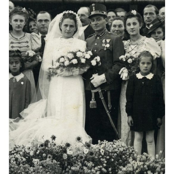 K. Pesti fotó, Jászkarajenő, katona esküvője, egyenruha, menyasszony, kard, érdemrend, 2. világháború, Horthy-korszak, helytörténet, Pest megye, 1940-es évek, Eredeti fotó, papírkép.   