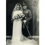 K. Pesti fotó, Jászkarajenő, katona esküvője, egyenruha, menyasszony, kard,  érdemrend, 2. világháború, Horthy-korszak, helytörténet, Pest megye, 1940-es évek, Eredeti fotó, papírkép.