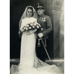   K. Pesti fotó, Jászkarajenő, katona esküvője, egyenruha, menyasszony, kard,  érdemrend, 2. világháború, Horthy-korszak, helytörténet, Pest megye, 1940-es évek, Eredeti fotó, papírkép.