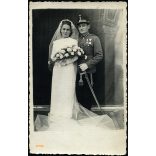 K. Pesti fotó, Jászkarajenő, katona esküvője, egyenruha, menyasszony, kard,  érdemrend, 2. világháború, Horthy-korszak, helytörténet, Pest megye, 1940-es évek, Eredeti fotó, papírkép.