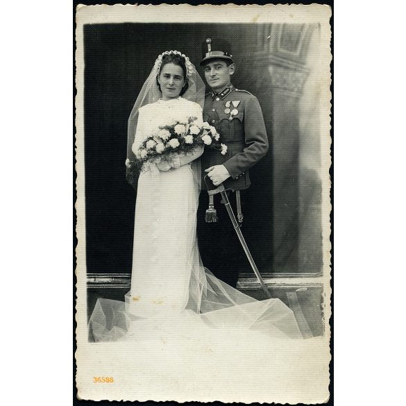 K. Pesti fotó, Jászkarajenő, katona esküvője, egyenruha, menyasszony, kard,  érdemrend, 2. világháború, Horthy-korszak, helytörténet, Pest megye, 1940-es évek, Eredeti fotó, papírkép.