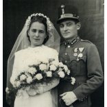 K. Pesti fotó, Jászkarajenő, katona esküvője, egyenruha, menyasszony, kard,  érdemrend, 2. világháború, Horthy-korszak, helytörténet, Pest megye, 1940-es évek, Eredeti fotó, papírkép.