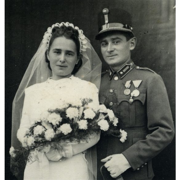 K. Pesti fotó, Jászkarajenő, katona esküvője, egyenruha, menyasszony, kard,  érdemrend, 2. világháború, Horthy-korszak, helytörténet, Pest megye, 1940-es évek, Eredeti fotó, papírkép.