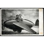 Ünnepi vásár, Cegléd, fiatal pár műtermi repülőgépben, kommunizmus, helytörténet, Pest megye, 1952. augusztus 20., 1950-es évek, Eredeti fotó, papírkép.  