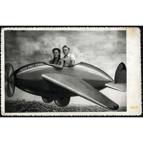 Ünnepi vásár, Cegléd, fiatal pár műtermi repülőgépben, kommunizmus, helytörténet, Pest megye, 1952. augusztus 20., 1950-es évek, Eredeti fotó, papírkép.  