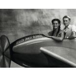 Ünnepi vásár, Cegléd, fiatal pár műtermi repülőgépben, kommunizmus, helytörténet, Pest megye, 1952. augusztus 20., 1950-es évek, Eredeti fotó, papírkép.  