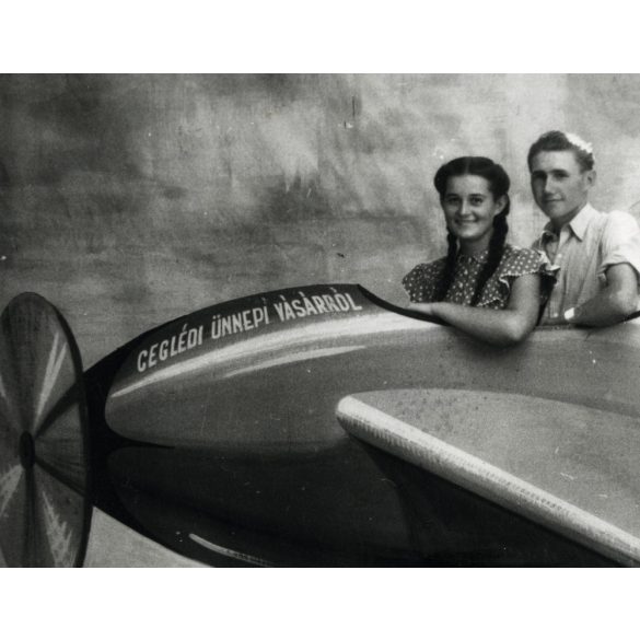 Ünnepi vásár, Cegléd, fiatal pár műtermi repülőgépben, kommunizmus, helytörténet, Pest megye, 1952. augusztus 20., 1950-es évek, Eredeti fotó, papírkép.  