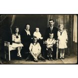 Cser műterem, Újkécske (Tiszakécske), nagycsalád 5 gyerekkel ünneplőben, monarchia, Bács-Kiskun megye, helytörténet, 1910-es évek, Eredeti fotó, papírkép, felső sarkán törésnyom.  