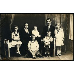   Cser műterem, Újkécske (Tiszakécske), nagycsalád 5 gyerekkel ünneplőben, monarchia, Bács-Kiskun megye, helytörténet, 1910-es évek, Eredeti fotó, papírkép, felső sarkán törésnyom.  