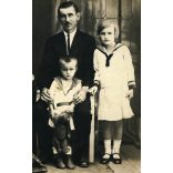 Cser műterem, Újkécske (Tiszakécske), nagycsalád 5 gyerekkel ünneplőben, monarchia, Bács-Kiskun megye, helytörténet, 1910-es évek, Eredeti fotó, papírkép, felső sarkán törésnyom.  