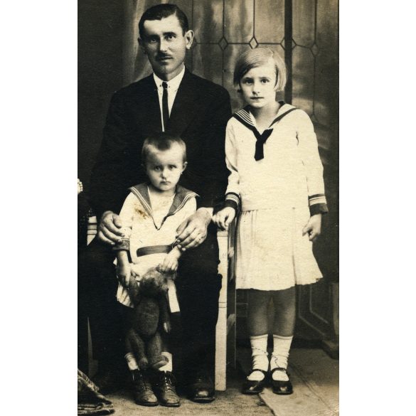 Cser műterem, Újkécske (Tiszakécske), nagycsalád 5 gyerekkel ünneplőben, monarchia, Bács-Kiskun megye, helytörténet, 1910-es évek, Eredeti fotó, papírkép, felső sarkán törésnyom.  