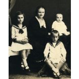 Cser műterem, Újkécske (Tiszakécske), nagycsalád 5 gyerekkel ünneplőben, monarchia, Bács-Kiskun megye, helytörténet, 1910-es évek, Eredeti fotó, papírkép, felső sarkán törésnyom.  