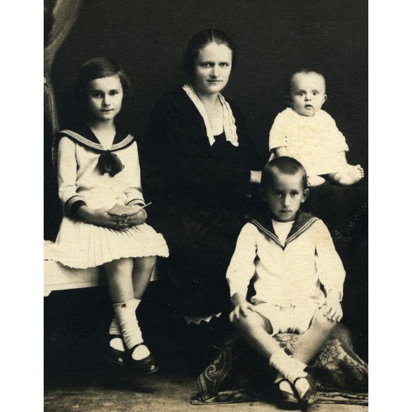 Cser műterem, Újkécske (Tiszakécske), nagycsalád 5 gyerekkel ünneplőben, monarchia, Bács-Kiskun megye, helytörténet, 1910-es évek, Eredeti fotó, papírkép, felső sarkán törésnyom.  