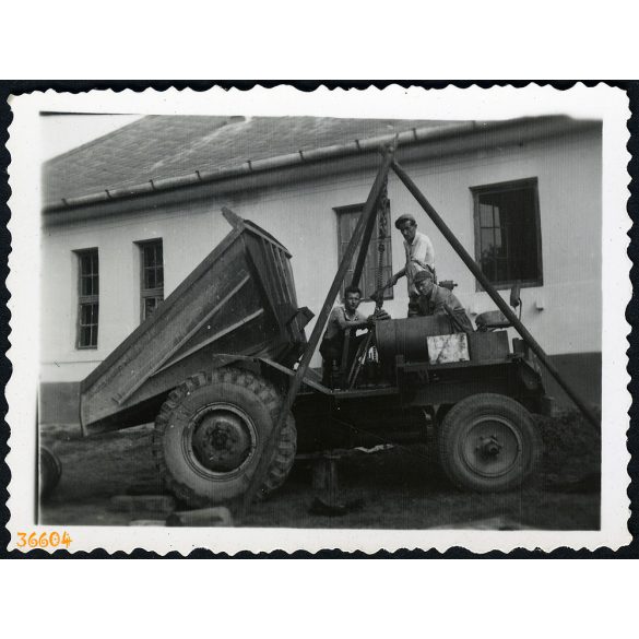 Dutra D dumper (dömper) javítás alatt, teherautó, jármű, közlekedés, 1950-es évek, Eredeti fotó, papírkép.  