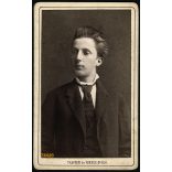 Tauffer és Veress Gyula műterem, Kolozsvár, Erdély,  elegáns fiatal férfi nyakkendőben, 1880-as évek, Eredeti CDV, vizitkártya fotó, gyönyörű hátlappal.   