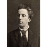 Tauffer és Veress Gyula műterem, Kolozsvár, Erdély,  elegáns fiatal férfi nyakkendőben, 1880-as évek, Eredeti CDV, vizitkártya fotó, gyönyörű hátlappal.   