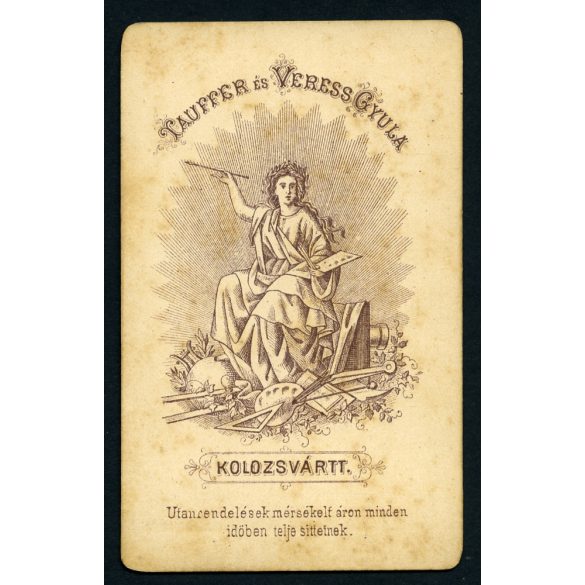 Tauffer és Veress Gyula műterem, Kolozsvár, Erdély,  elegáns fiatal férfi nyakkendőben, 1880-as évek, Eredeti CDV, vizitkártya fotó, gyönyörű hátlappal.   