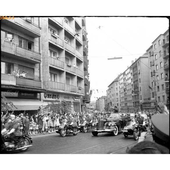 3 kocka fotónegatív, Gagarin látogatása, Budapest, Margit krt., ZISZ 110 autó, BMW rendőrségi motorkerékpárok, Chevrolet autó, szocializmus, repülés, jármű, közlekedés, 1961, 1960-as évek, Eredeti 3 k