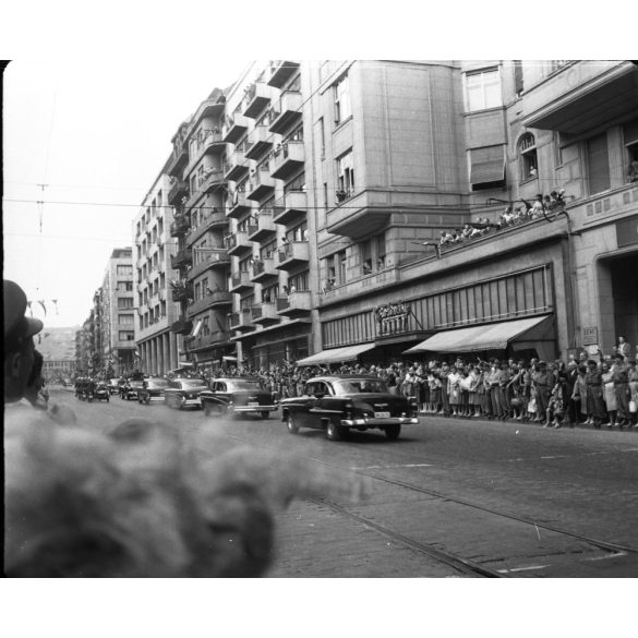 3 kocka fotónegatív, Gagarin látogatása, Budapest, Margit krt., ZISZ 110 autó, BMW rendőrségi motorkerékpárok, Chevrolet autó, szocializmus, repülés, jármű, közlekedés, 1961, 1960-as évek, Eredeti 3 k