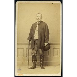   Canzi és Heller műterem, Pest,  elegáns úr magyaros ruhában, bot, kalap, csizma, szakáll, 1860-as évek, Eredeti CDV, vizitkártya fotó, alja vágott.  