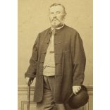 Canzi és Heller műterem, Pest,  elegáns úr magyaros ruhában, bot, kalap, csizma, szakáll, 1860-as évek, Eredeti CDV, vizitkártya fotó, alja vágott.  