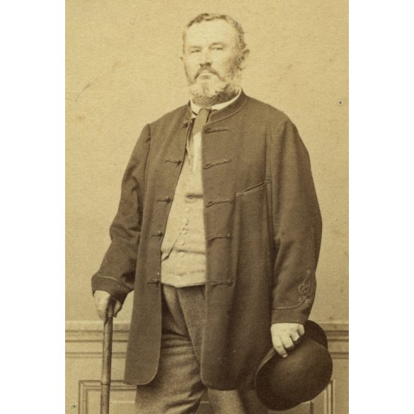 Canzi és Heller műterem, Pest,  elegáns úr magyaros ruhában, bot, kalap, csizma, szakáll, 1860-as évek, Eredeti CDV, vizitkártya fotó, alja vágott.  