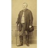 Canzi és Heller műterem, Pest,  elegáns úr magyaros ruhában, bot, kalap, csizma, szakáll, 1860-as évek, Eredeti CDV, vizitkártya fotó, alja vágott.  
