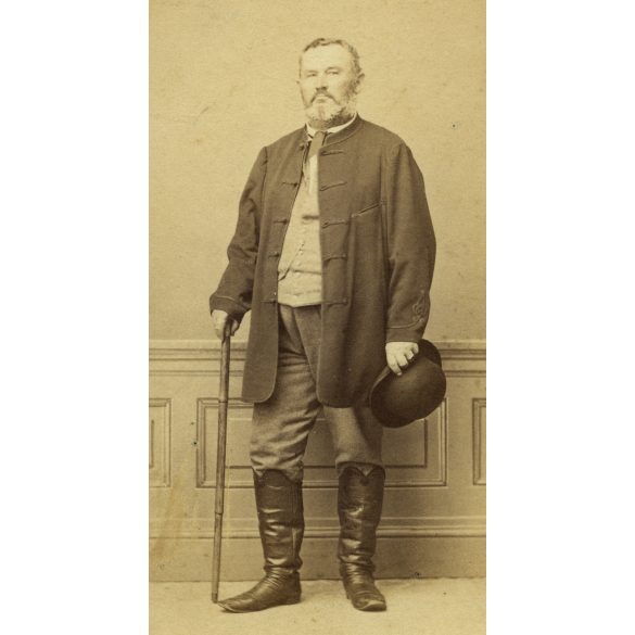 Canzi és Heller műterem, Pest,  elegáns úr magyaros ruhában, bot, kalap, csizma, szakáll, 1860-as évek, Eredeti CDV, vizitkártya fotó, alja vágott.  