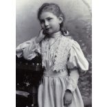 Bach műterem, Gyulafehérvár (Karlsburg, Alba Julia), Erdély, elegáns kislány gyönyörű ruhában, 1890-es évek, Eredeti CDV, vizitkártya fotó.  