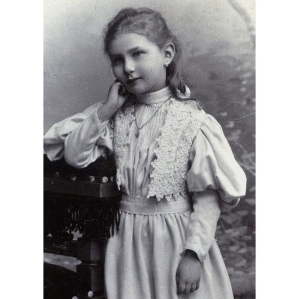 Bach műterem, Gyulafehérvár (Karlsburg, Alba Julia), Erdély, elegáns kislány gyönyörű ruhában, 1890-es évek, Eredeti CDV, vizitkártya fotó.  