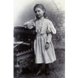 Bach műterem, Gyulafehérvár (Karlsburg, Alba Julia), Erdély, elegáns kislány gyönyörű ruhában, 1890-es évek, Eredeti CDV, vizitkártya fotó.  