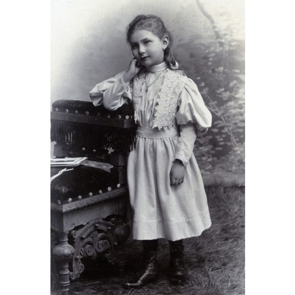 Bach műterem, Gyulafehérvár (Karlsburg, Alba Julia), Erdély, elegáns kislány gyönyörű ruhában, 1890-es évek, Eredeti CDV, vizitkártya fotó.  
