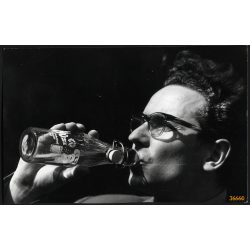   Szemüveges férfi Hüsi üdítőt iszik, zsáner, reklám, szocializmus, 1960-as évek, Eredeti fotó, papírkép.  