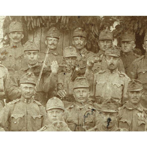 Tábori posta (648), magyar katonák csoportképe, érdemrend, bajusz, egyenruha, hegedű, hangszer, 1. világháború, monarchia, 1917, 1910-es évek, Eredeti fotó, papírkép, kopott, alul szakadás.  