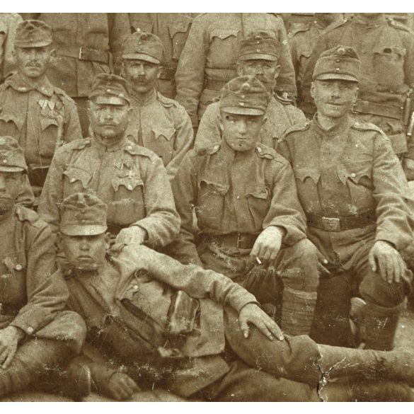 Tábori posta (648), magyar katonák csoportképe, érdemrend, bajusz, egyenruha, hegedű, hangszer, 1. világháború, monarchia, 1917, 1910-es évek, Eredeti fotó, papírkép, kopott, alul szakadás.  