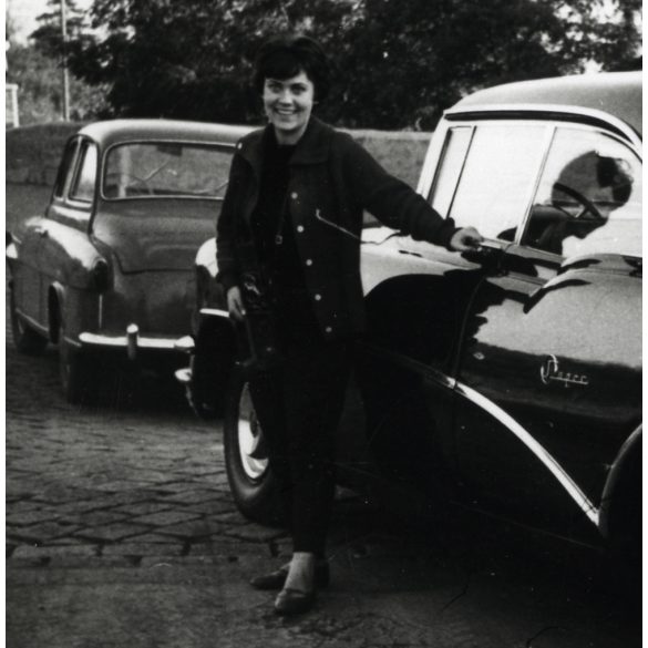 Búsuló Juhász Étterem, Budapest, elegáns hölgy Buick Super személygépkocsival, Gellért-hegy, vendéglátás, autó, jármű, közlekedés, szocializmus, 1960-as évek, Eredeti fotó, papírkép. 