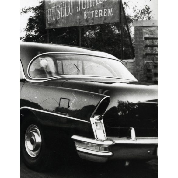 Búsuló Juhász Étterem, Budapest, elegáns hölgy Buick Super személygépkocsival, Gellért-hegy, vendéglátás, autó, jármű, közlekedés, szocializmus, 1960-as évek, Eredeti fotó, papírkép. 