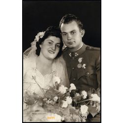   Foto Szalayné, Budapest, magyar katona esküvője, menyasszony, egyenruha, szakaszvezető, Délvidéki Emlékérem,  2. világháború, 1940-es évek, Eredeti fotó, papírkép.   