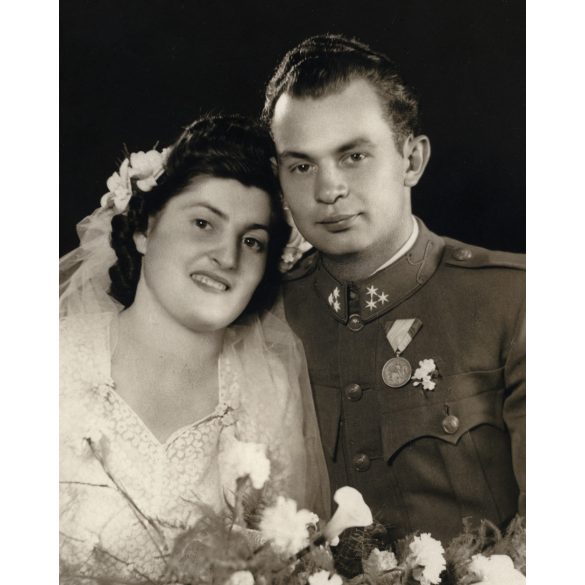 Foto Szalayné, Budapest, magyar katona esküvője, menyasszony, egyenruha, szakaszvezető, Délvidéki Emlékérem,  2. világháború, 1940-es évek, Eredeti fotó, papírkép.   